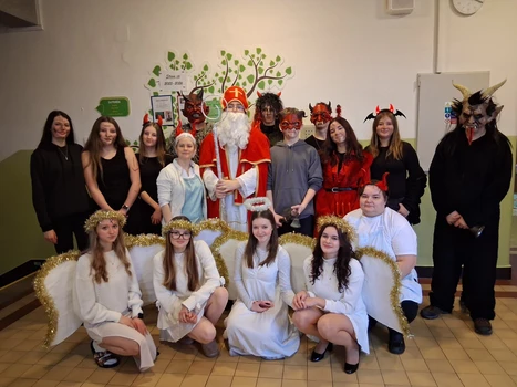 Mikuláš se svou družinou ve škole