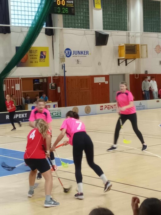 Florbalový turnaj dívek v Holicích