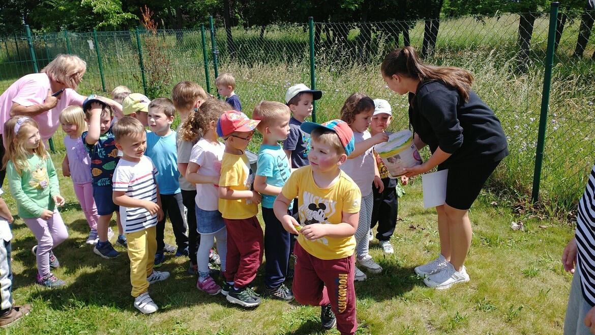 Děti dětem - deváťáci pro školku v Rovni a v Uhersku