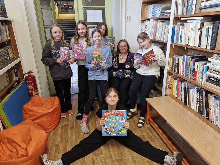 Čtvrťáci ve školní knihovně