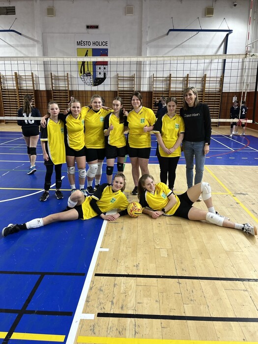 Volejbalový turnaj dívek v Holicích